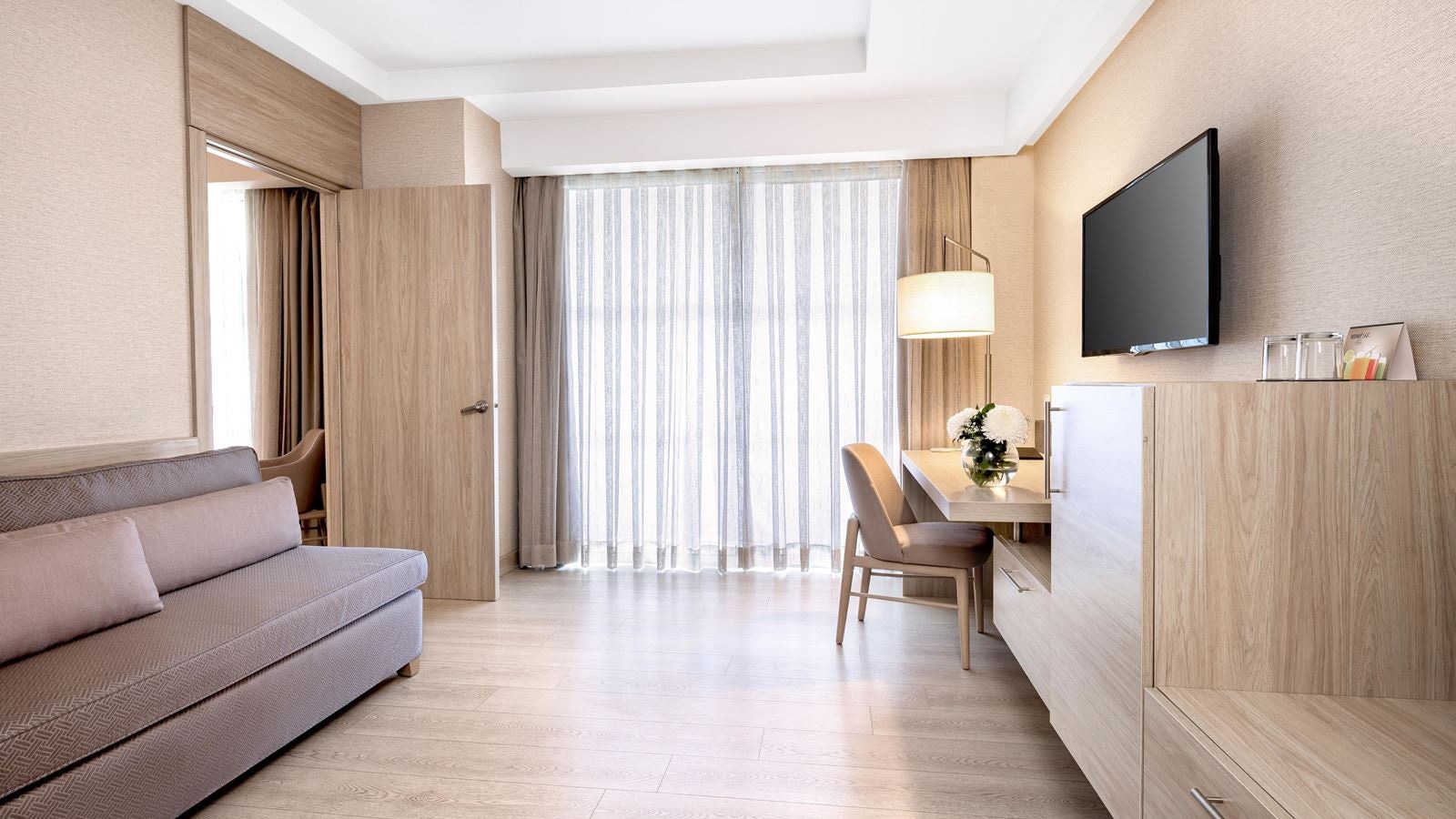 rooms-deluxe-junior-suite-land-or-sea-view