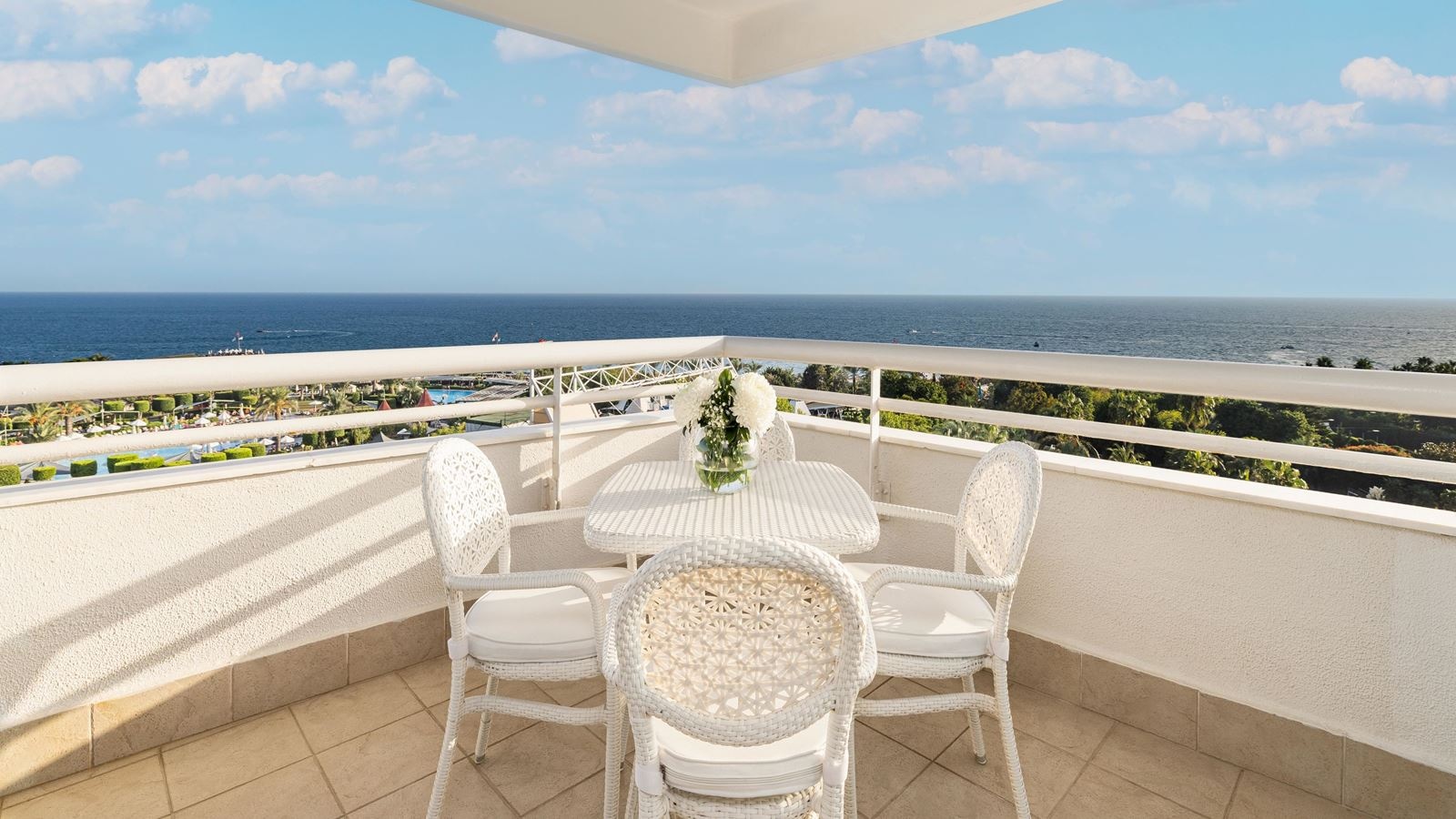 rooms-deluxe-royal-suite