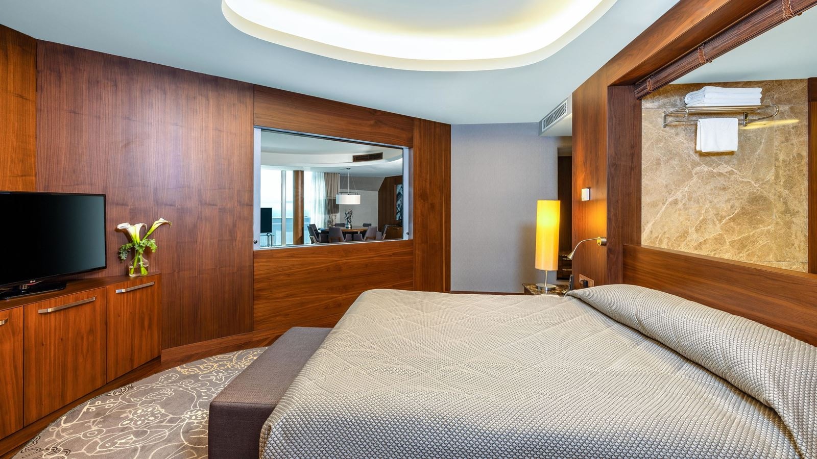rooms-deluxe-royal-suite
