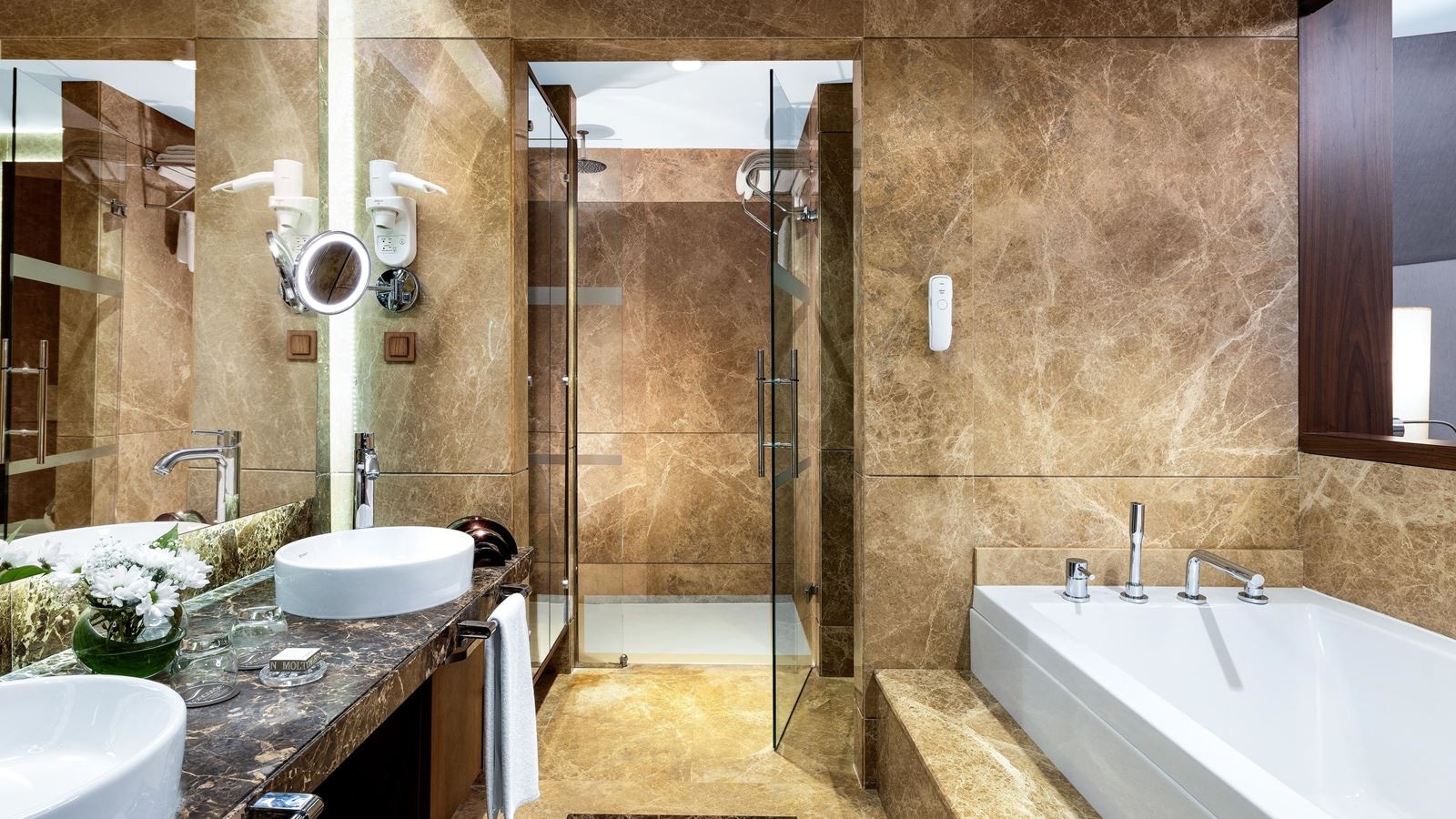 rooms-deluxe-royal-suite