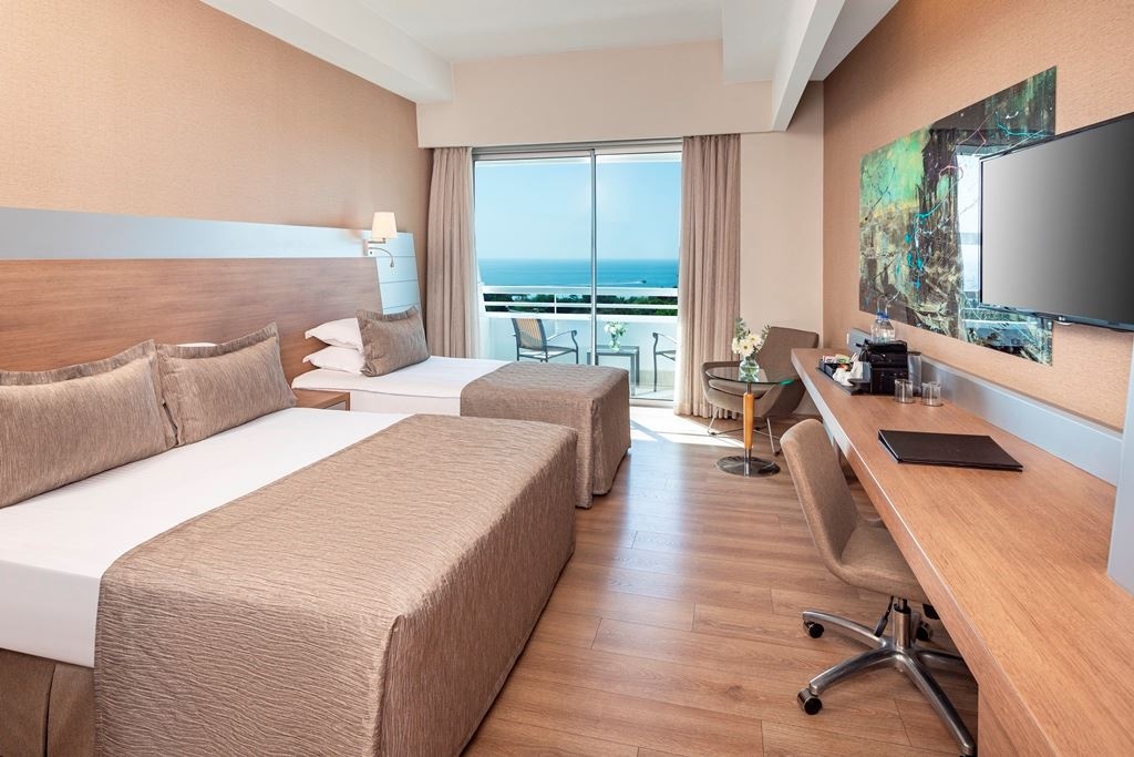 rooms-deluxe-room-land-view