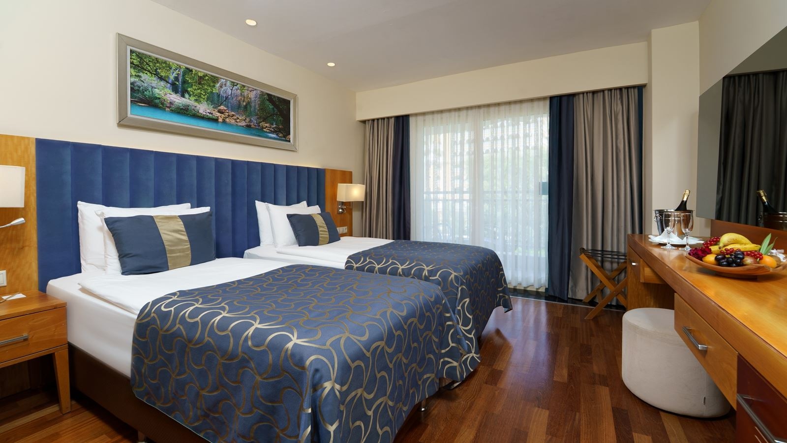 rooms-standard-side-sea-view-room-with-balcony