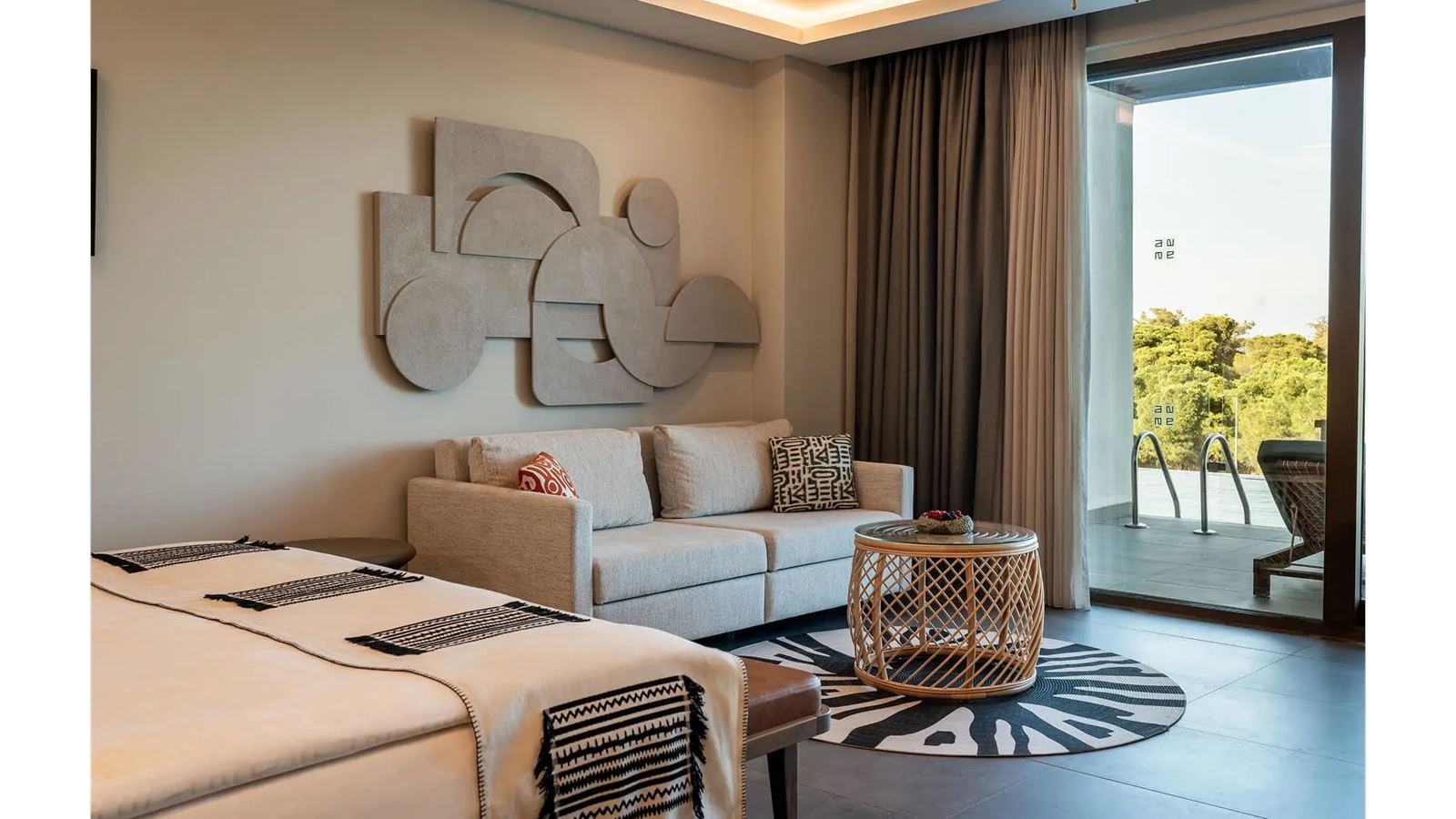 rooms-superior-jacuzzi-swim-up-forest-view