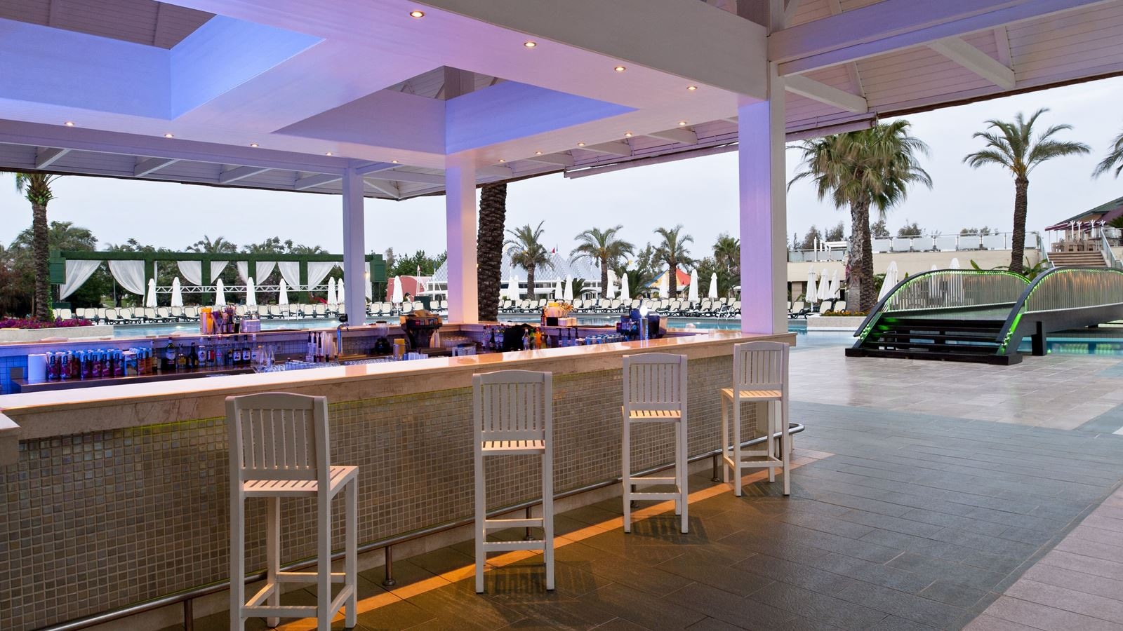 bars-bella-pool-bar