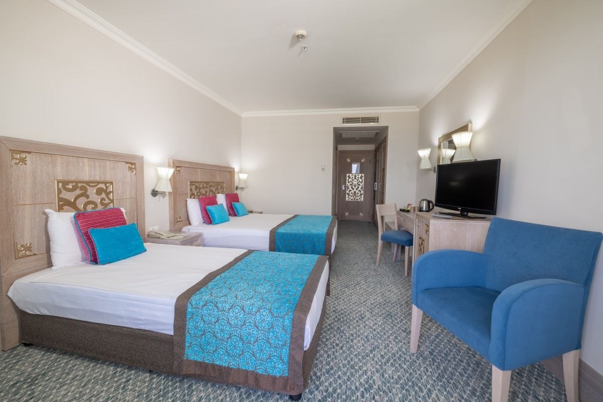 rooms-coral-room