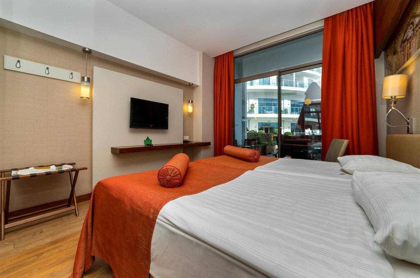 rooms-elite-pool