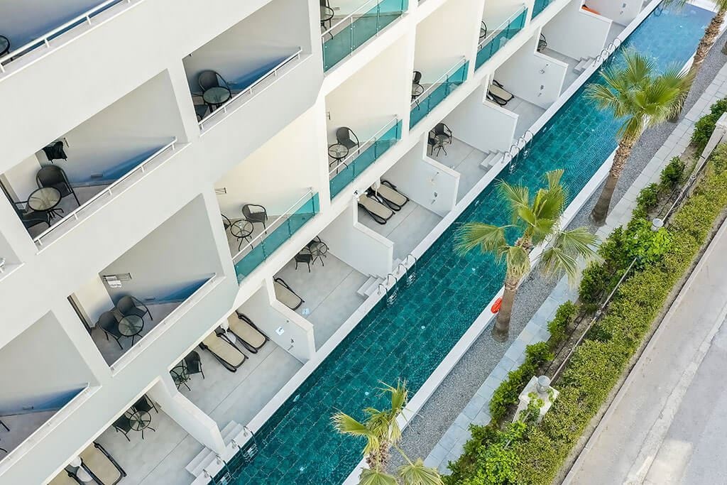 rooms-relax-pool-room