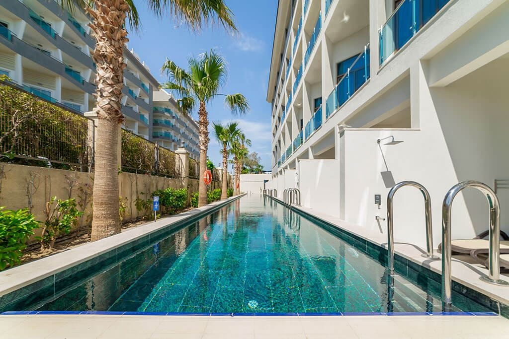 rooms-relax-pool-room