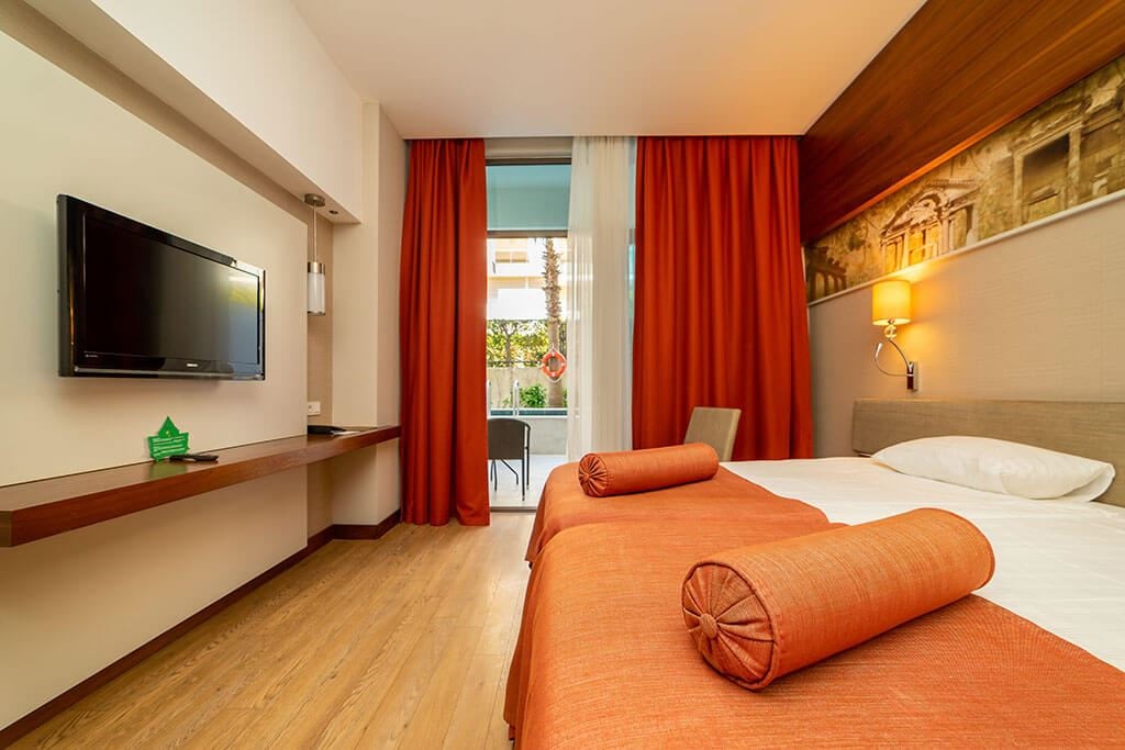 rooms-relax-pool-room