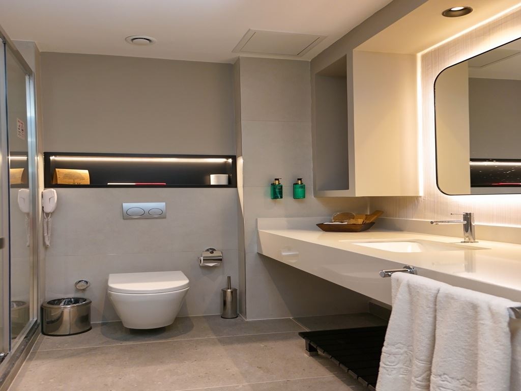 rooms-executive-land-view-room