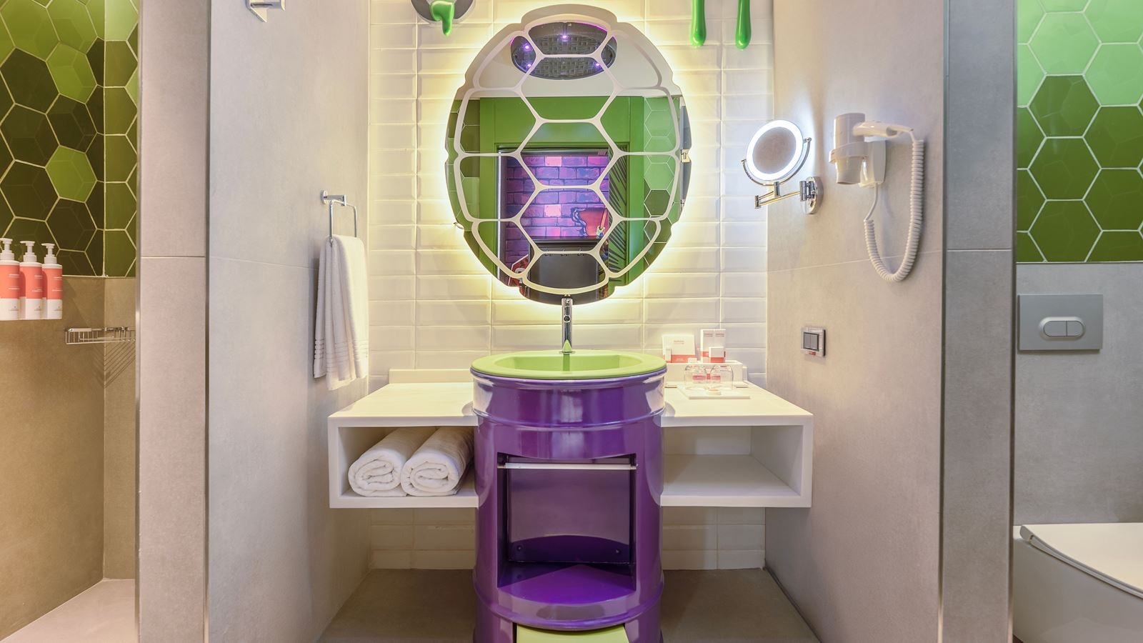 rooms-themed-deluxe-suite