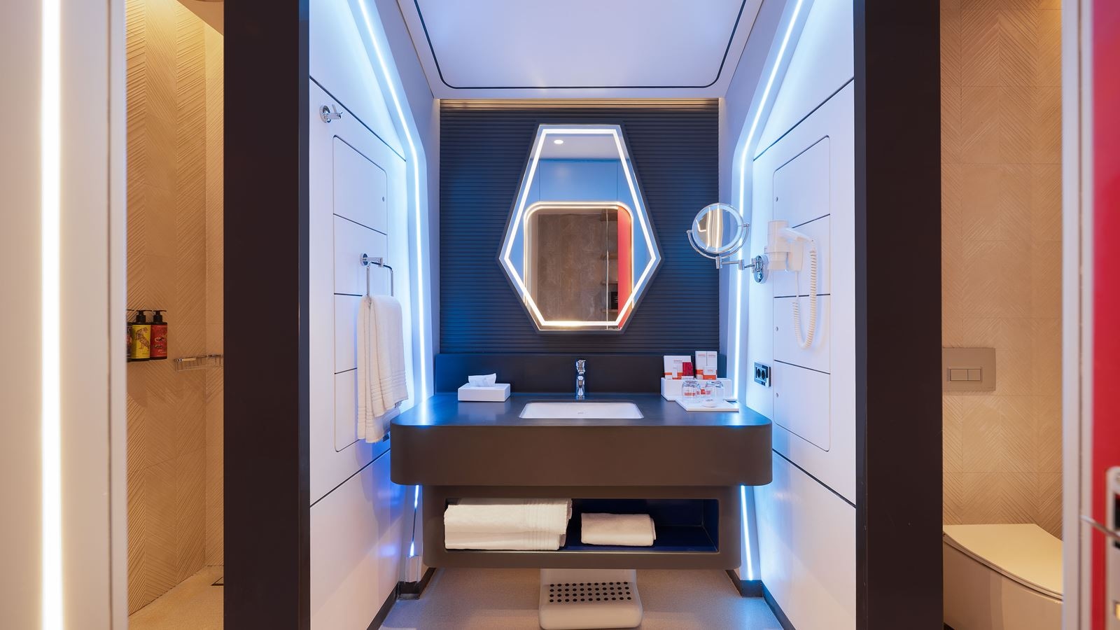 rooms-themed-deluxe-room-connection