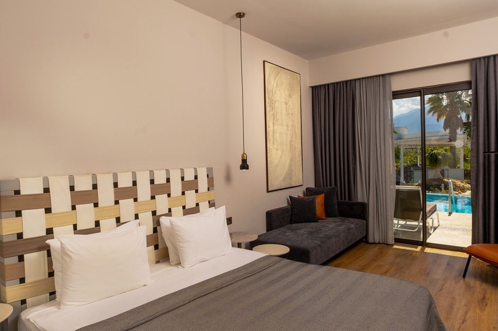 rooms-swim-up-room