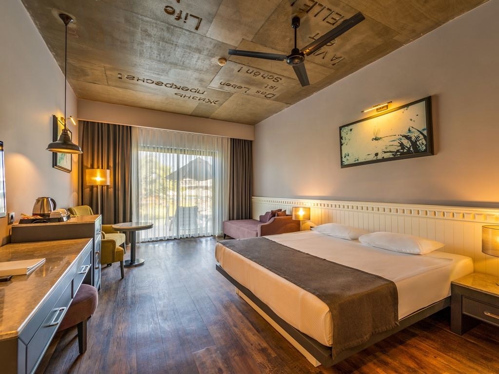 rooms-swim-up-room