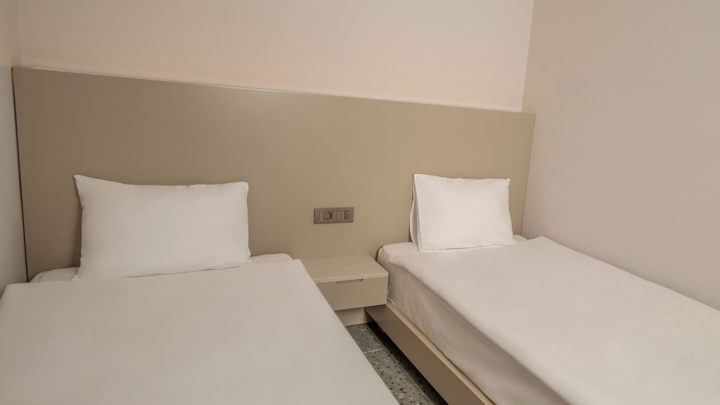 rooms-family-suit