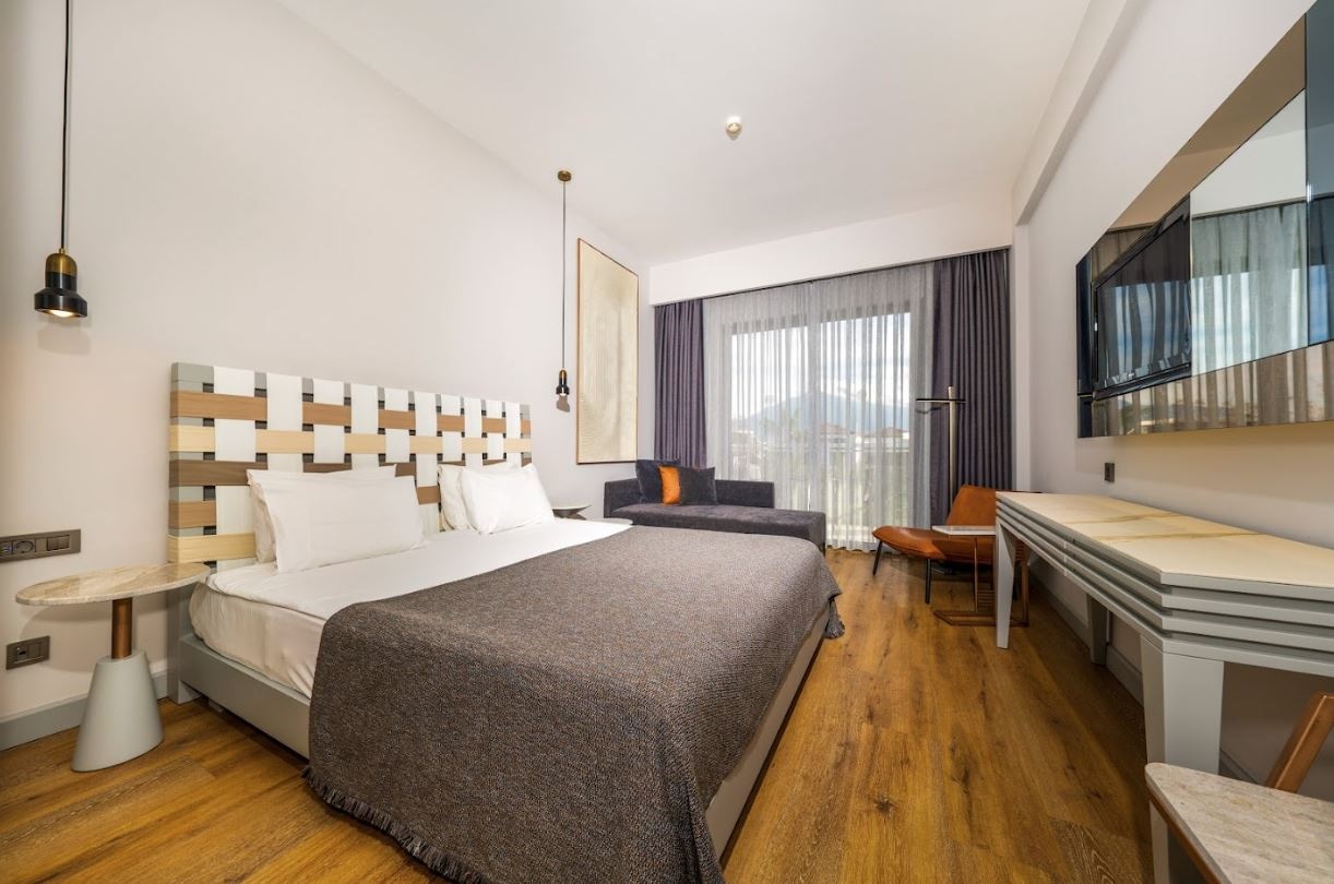 rooms-standart-pool-view-room