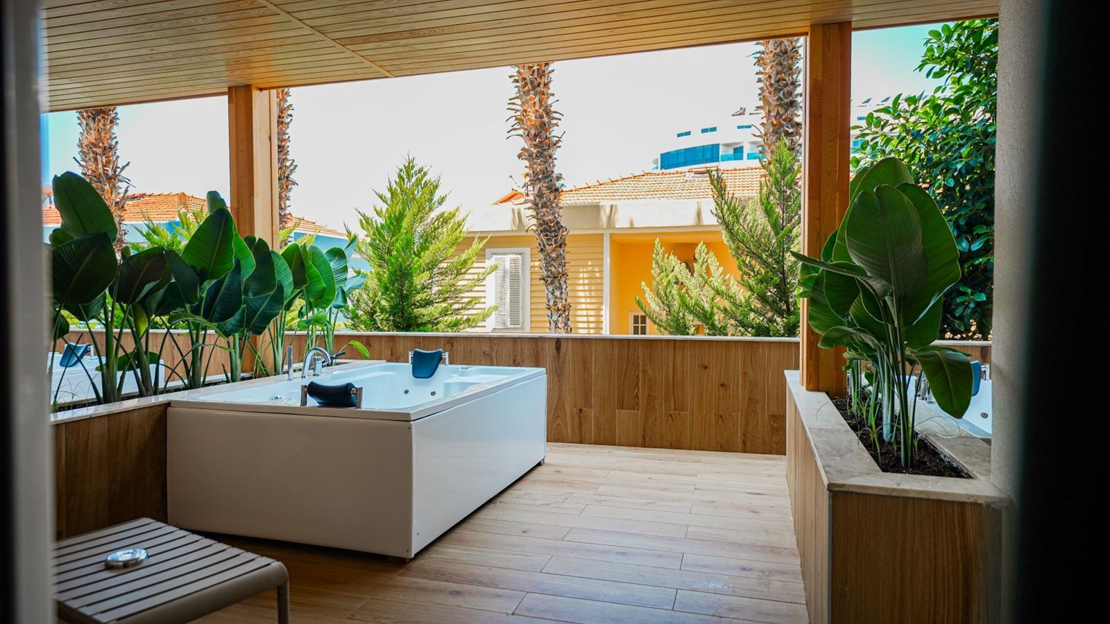 rooms-jacuzzi-room