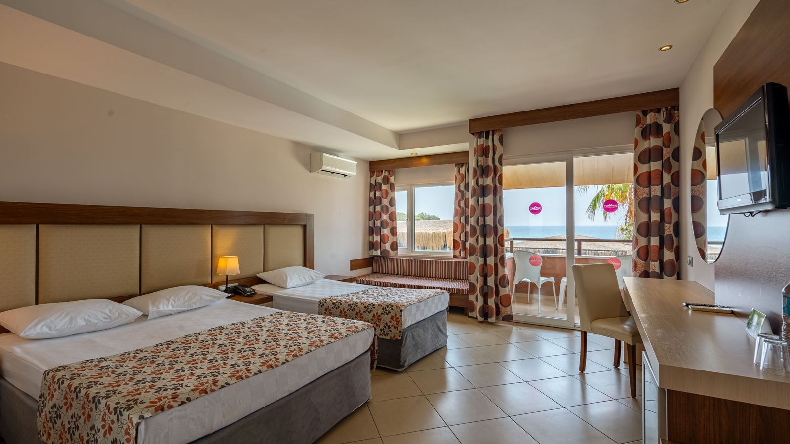 rooms-coral-room
