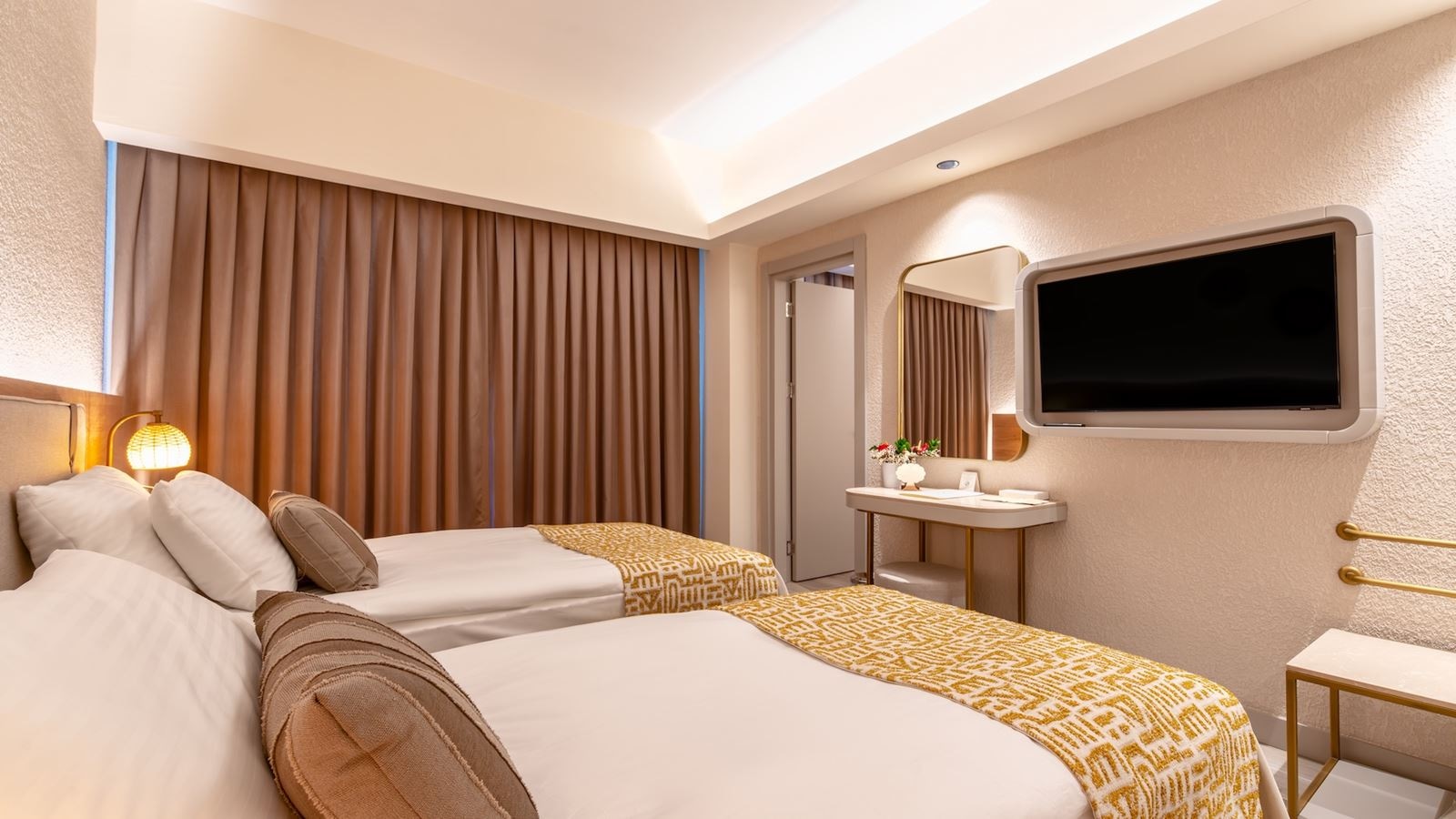rooms-deluxe-family-room