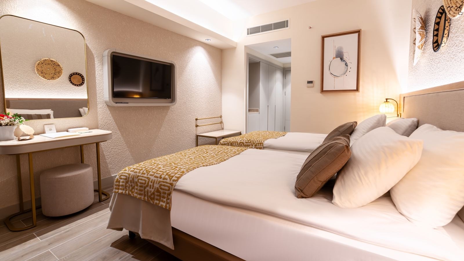 rooms-deluxe-room-pool-view