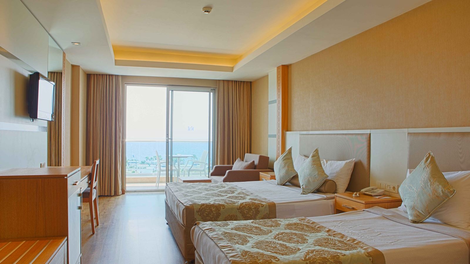 rooms-coral-room