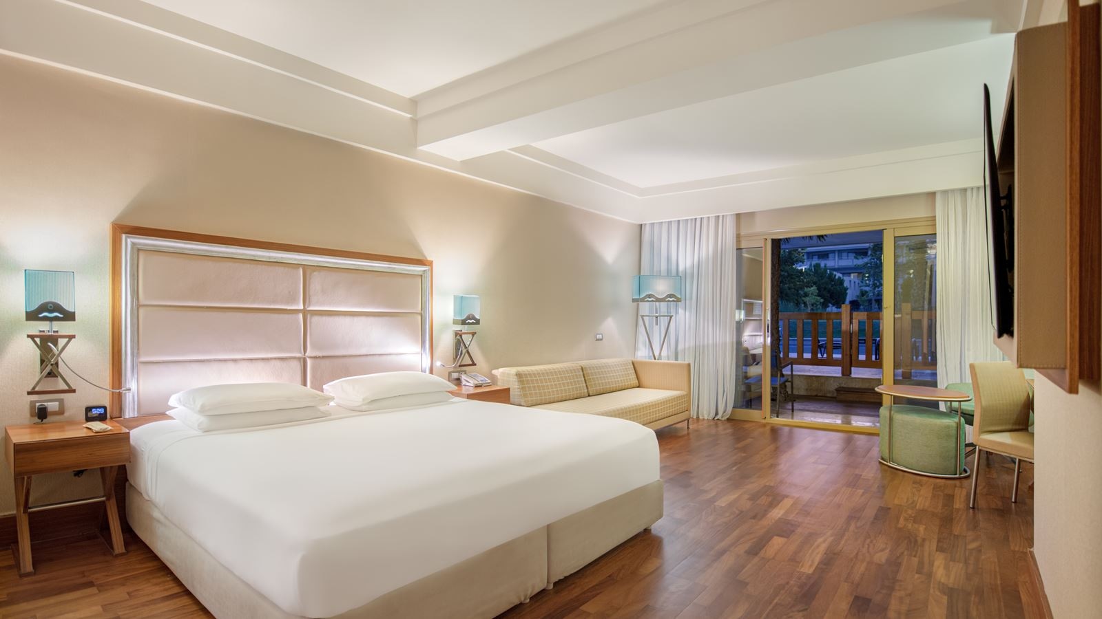 rooms-deluxe-room-swimup-pool-view