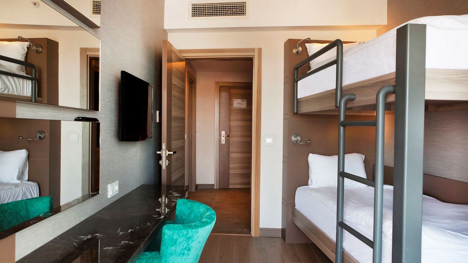 rooms-family-room-with-bunkbed