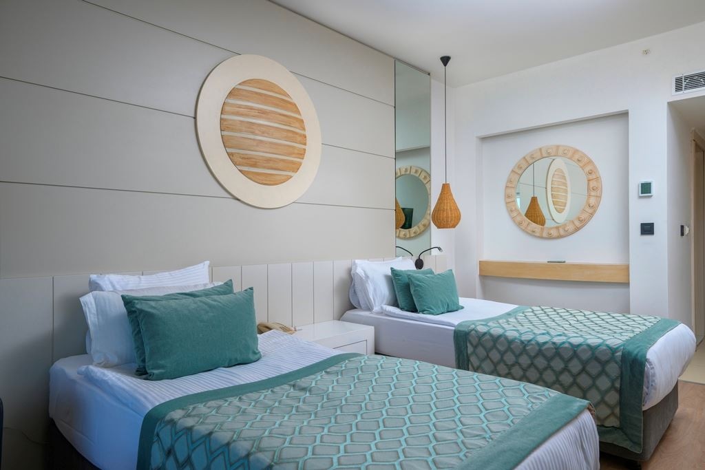 rooms-main-building-deluxe-room-wood-terrace