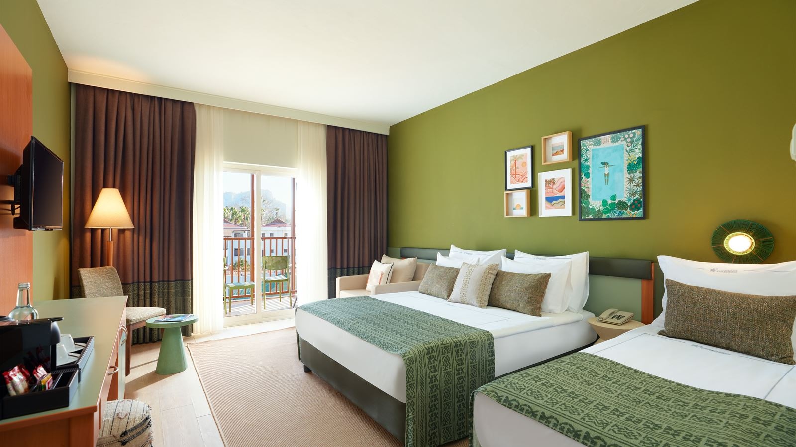 rooms-coral-room