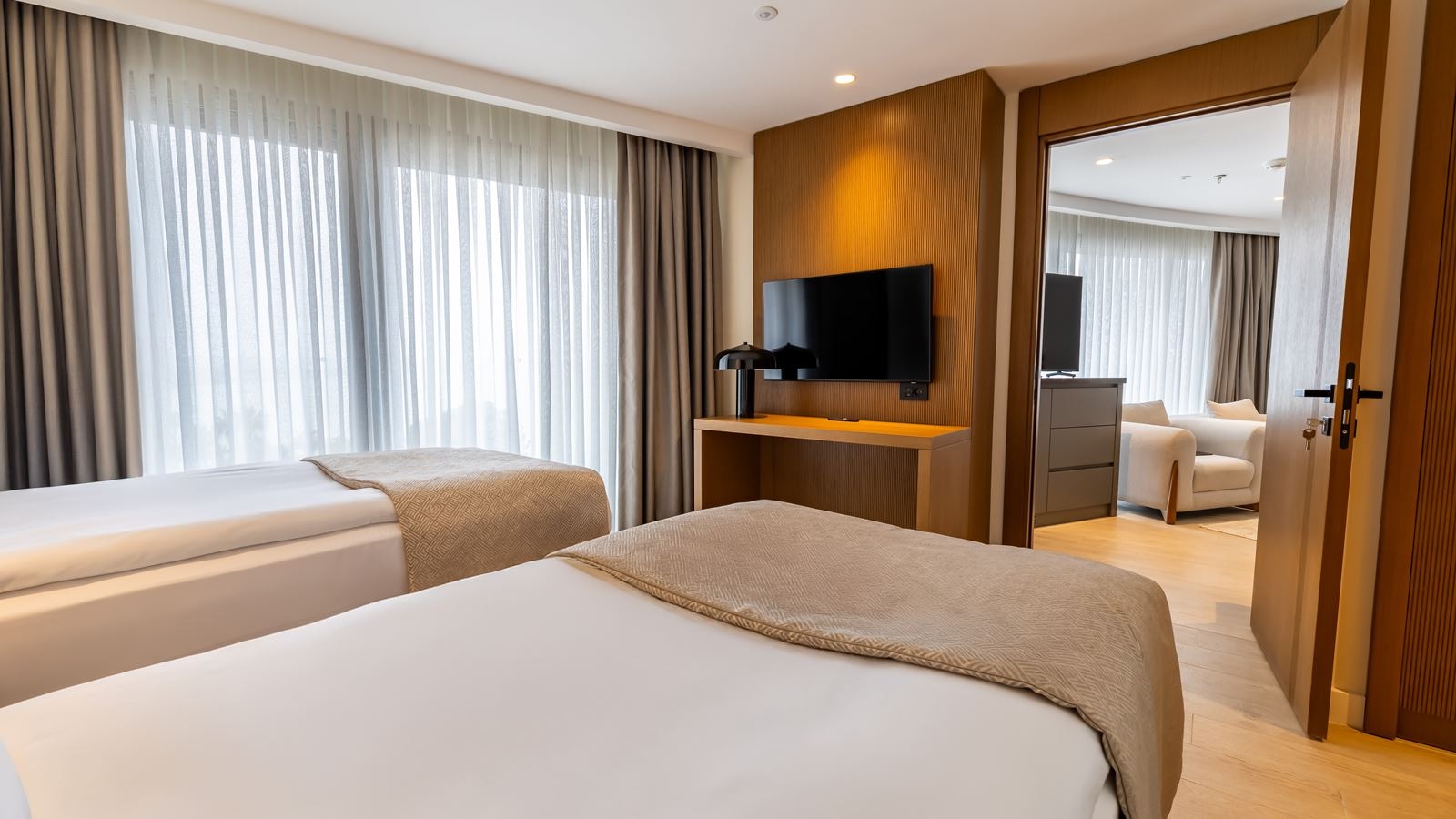 rooms-family-suite-landview