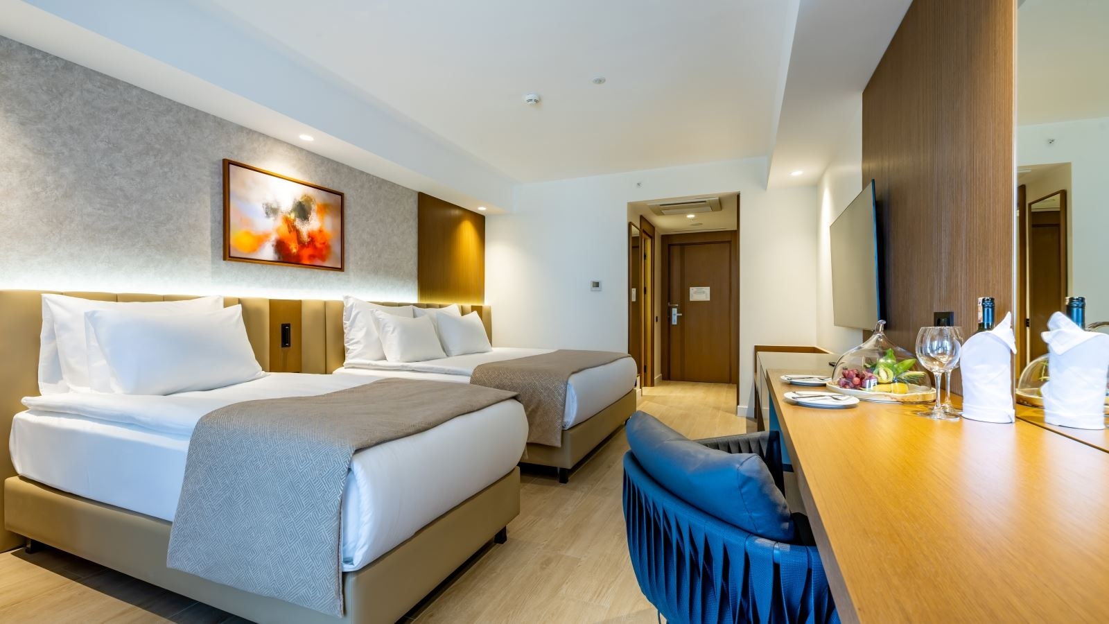 rooms-deluxe-room-side-seaview