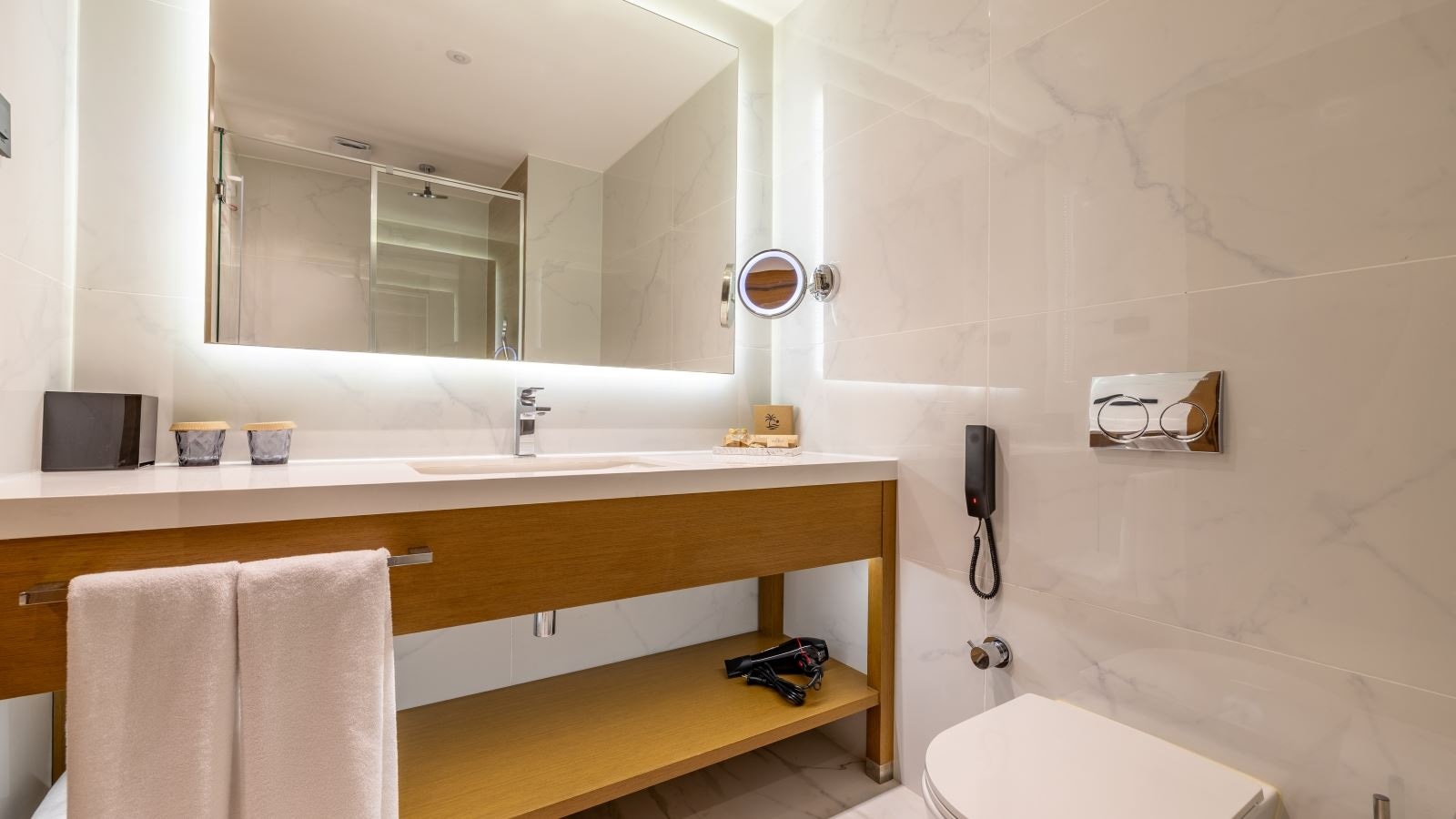 rooms-deluxe-room-side-seaview
