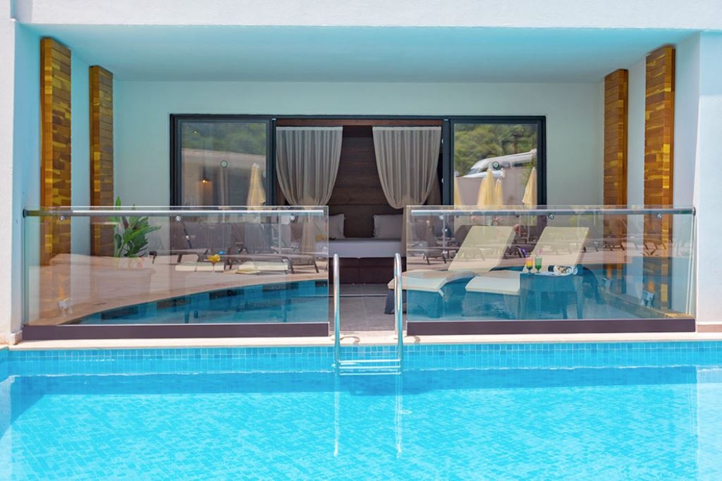 rooms-luxury-suites--swimup