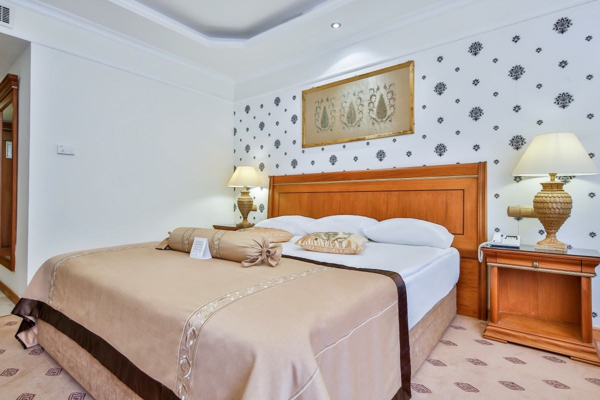 rooms-coral-room