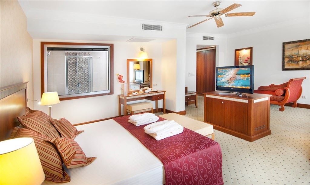 rooms-deluxe-room-land-view