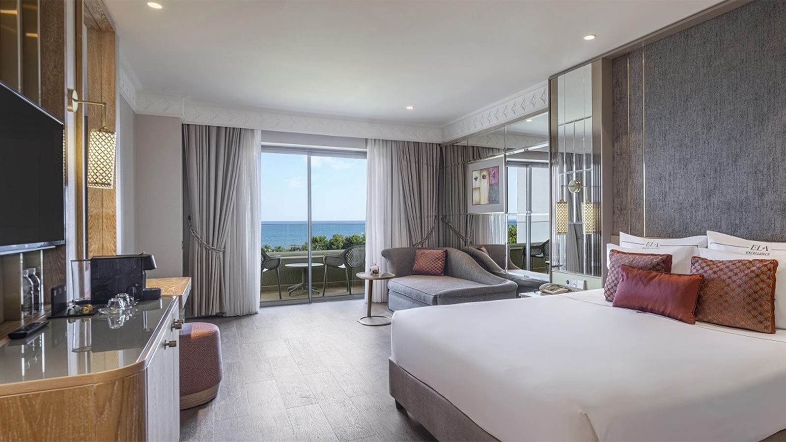 rooms-coral-room