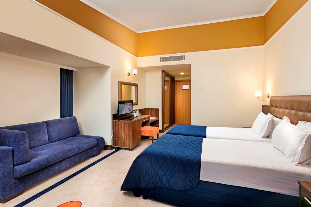 rooms-club-standard-room-bay-window