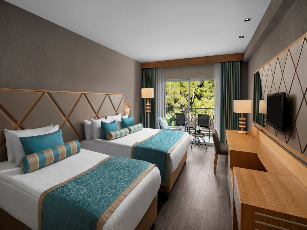 rooms-connection-family-room-land-view