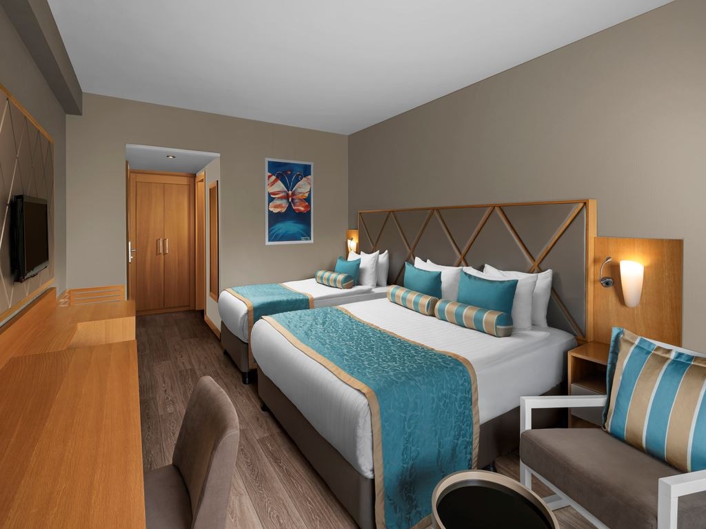 rooms-connection-family-room-land-view