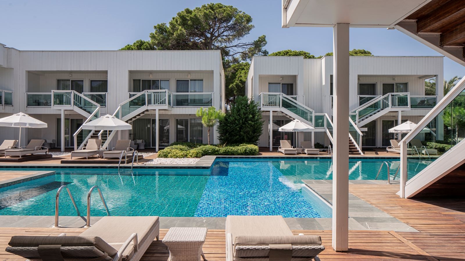 rooms-luxury-pool-suite-upper-floor