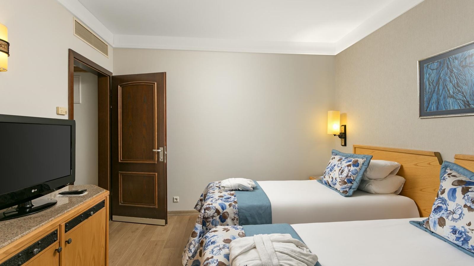 rooms-coral-room