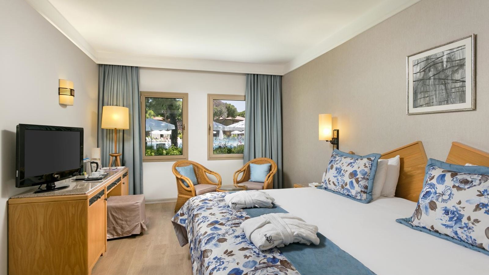 rooms-coral-room