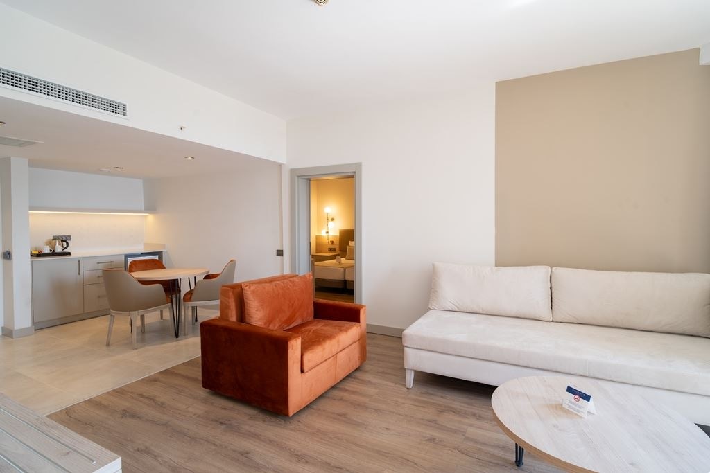 rooms-deluxe-family-room-seaview