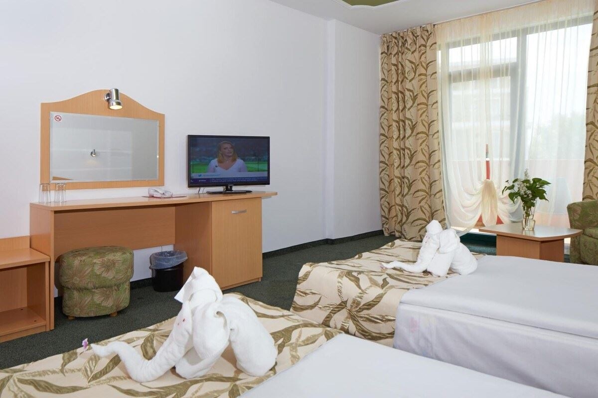 rooms-single-wchild-standard-room-poolview-balcony