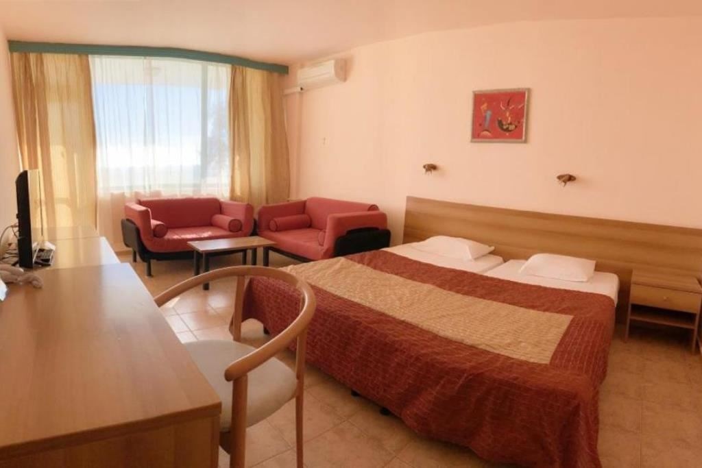 rooms-singleuse-standard-room-lateralseaview-balcony-or-terrace