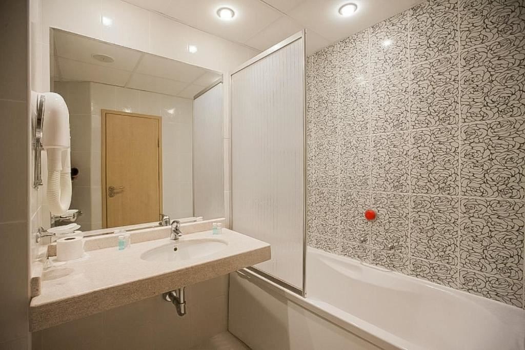 rooms-single-wchild-standard-room-seaview-balcony