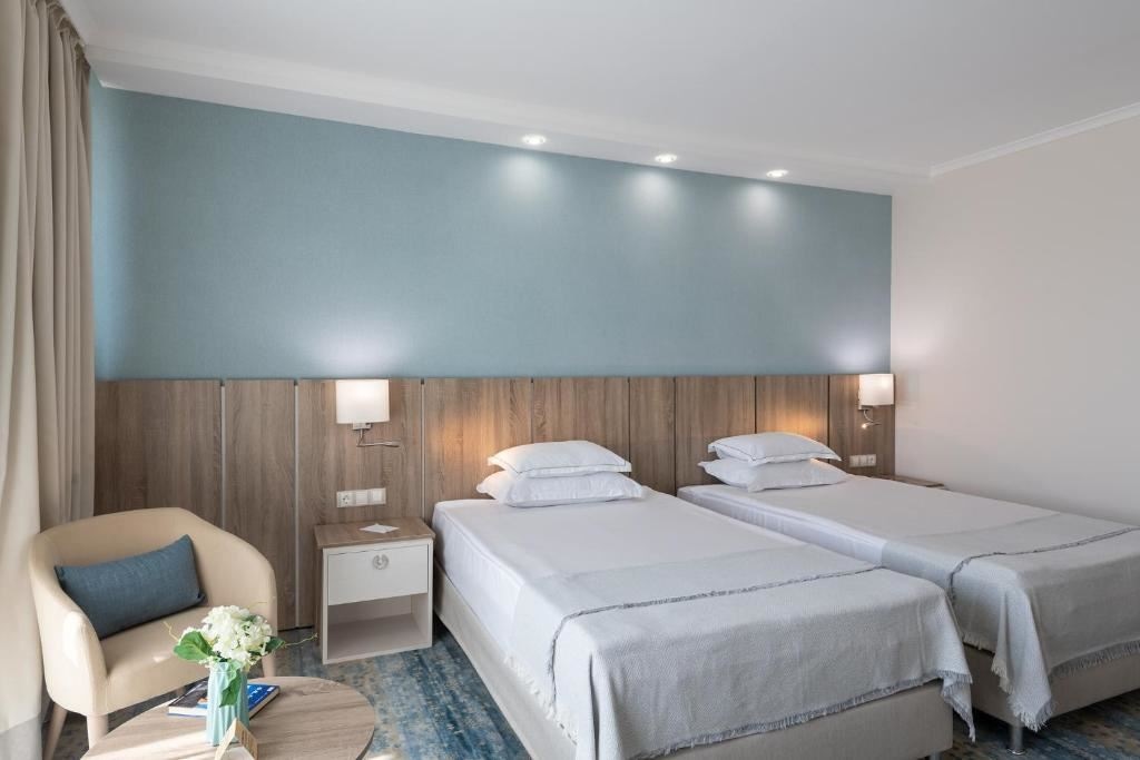 rooms-single-wchild-standard-room-balcony