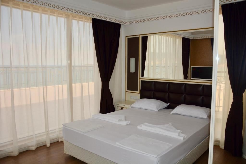 rooms-deluxe-apartment-seaview-balcony-or-terrace