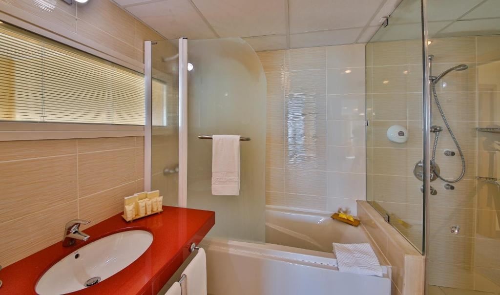 rooms-twin-standard-room-lateralseaview-balcony-or-terrace