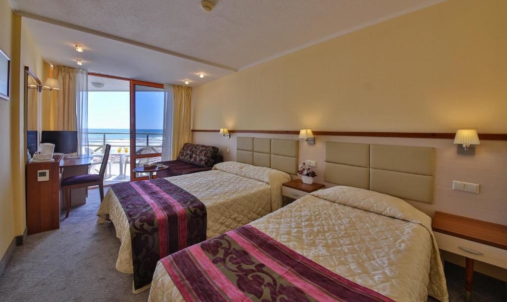 rooms-twin-standard-room-lateralseaview-balcony-or-terrace